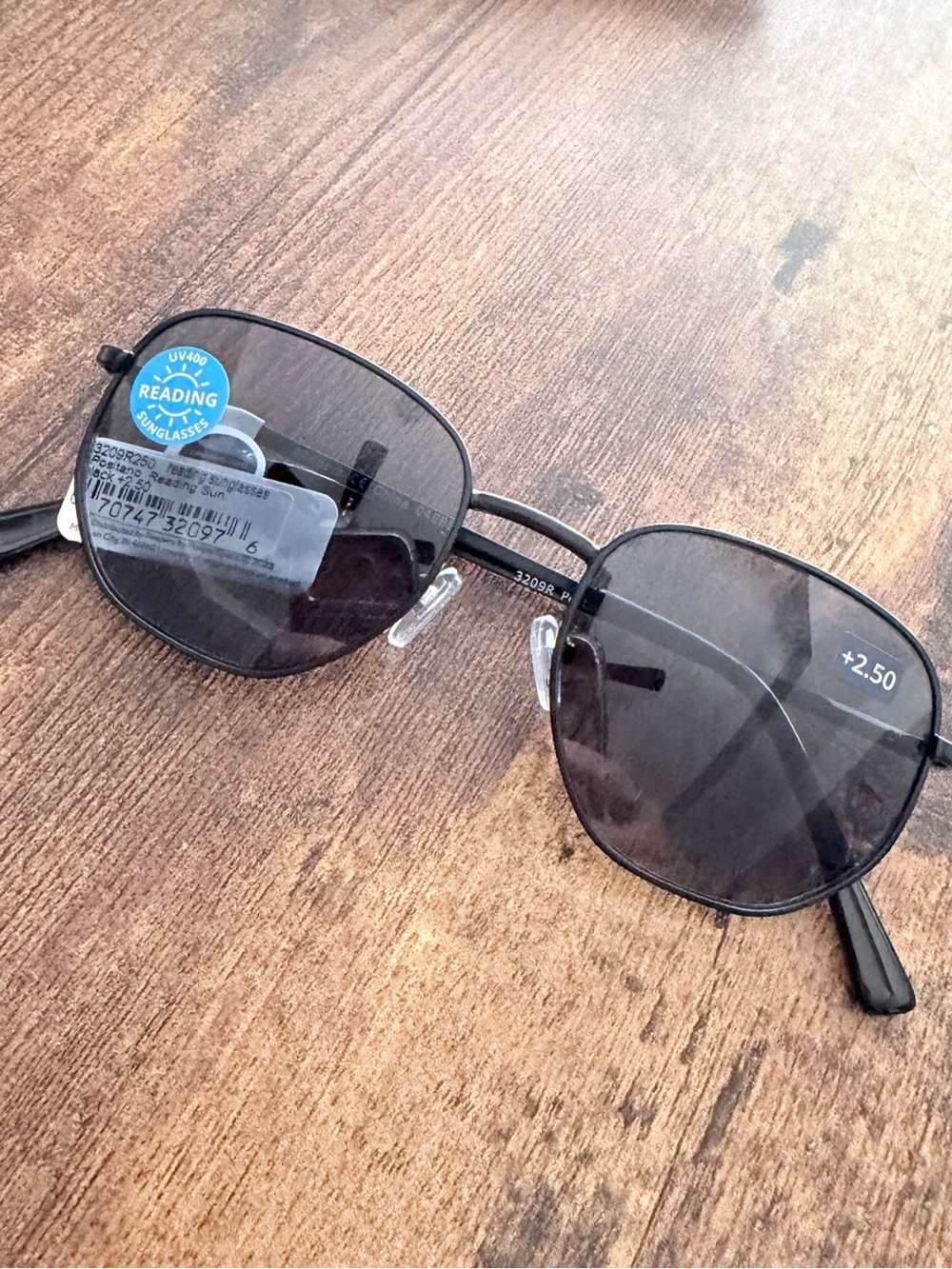 PEEPERS Black Reading Sunglasses +2.50 - Lightweight Metal Frame